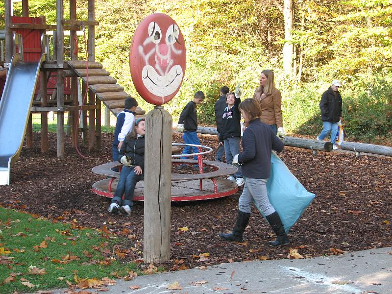 IMG_4271.JPG - Herbstputz 2008 - Auch in der Umgebung der Schule.Hier am Spielplatz.