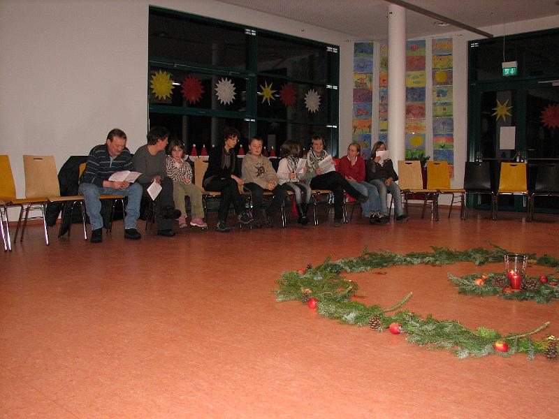 IMG_4567.JPG - Lebendiger Adventskalender Reutlingen 2008.Die Unterstufenkinder der Gutenberg-Schule singen und tanzen um die helle Mitte.