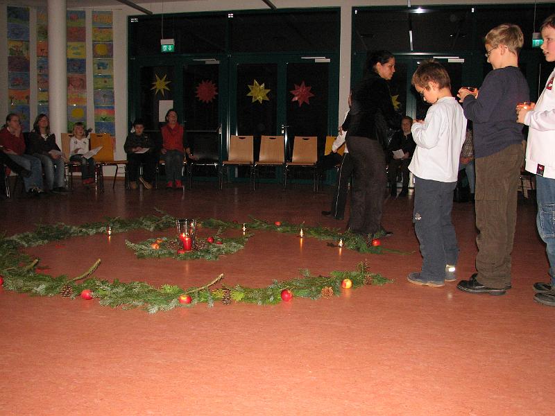 IMG_4569.JPG - Lebendiger Adventskalender Reutlingen 2008.Die Unterstufenkinder der Gutenberg-Schule singen und tanzen um die helle Mitte.