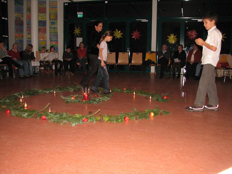 IMG_4570.JPG - Lebendiger Adventskalender Reutlingen 2008.Die Unterstufenkinder der Gutenberg-Schule singen und tanzen um die helle Mitte.