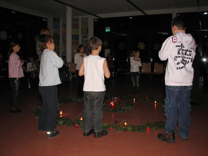 IMG_4573.JPG - Lebendiger Adventskalender Reutlingen 2008.Die Unterstufenkinder der Gutenberg-Schule singen und tanzen um die helle Mitte.