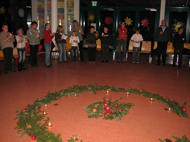 IMG_4580.JPG - Lebendiger Adventskalender Reutlingen 2008.Die Unterstufenkinder der Gutenberg-Schule singen und tanzen um die helle Mitte.