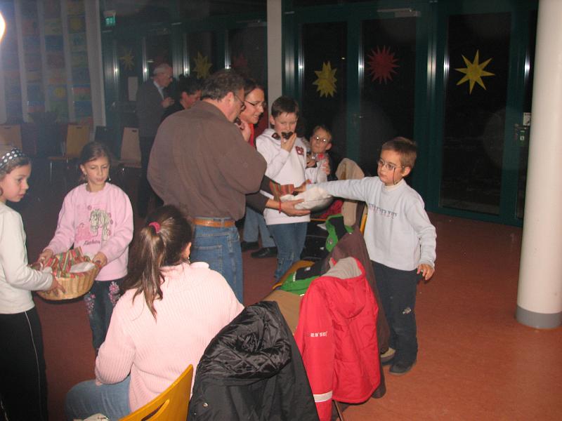 IMG_4583.JPG - Lebendiger Adventskalender Reutlingen 2008.Die Unterstufenkinder der Gutenberg-Schule singen und tanzen um die helle Mitte.