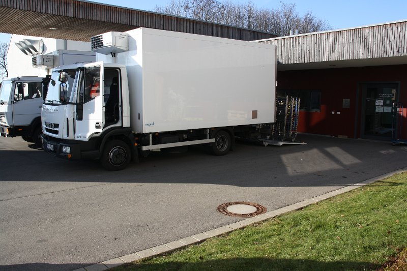 IMG_1767.JPG - Mit diesen Lastwagen wird das Essen an die Ausgabestellen ausgeliefert.