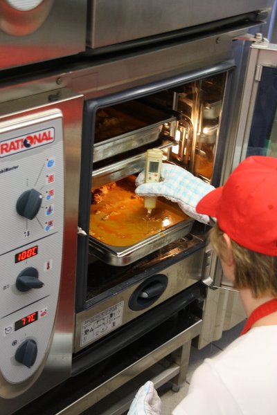 IMG_1809.JPG - Nun kommt die nächste "Ladung" in den Ofen: hier die schon bekannten Putenspieße mit Soße.