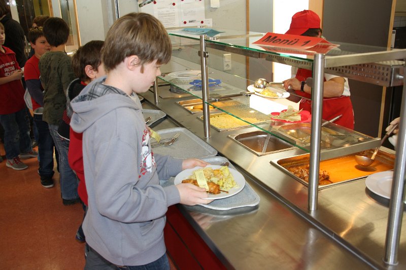 IMG_1829.JPG - Das Essen erfreut sich allgemeiner Akzeptanz und die Schüler kommen gerne zum Mittagessen in die Mensa.