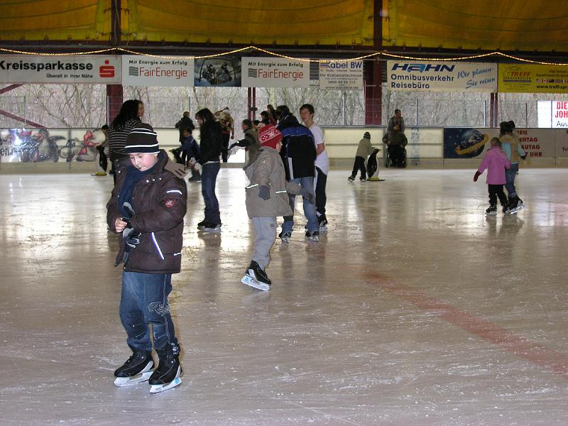 P1110080.JPG - Gleich zu Beginn des neuen Jahres - der traditionelle Eislauftag der Gutenberg-Schule am 11. Januar 2008.