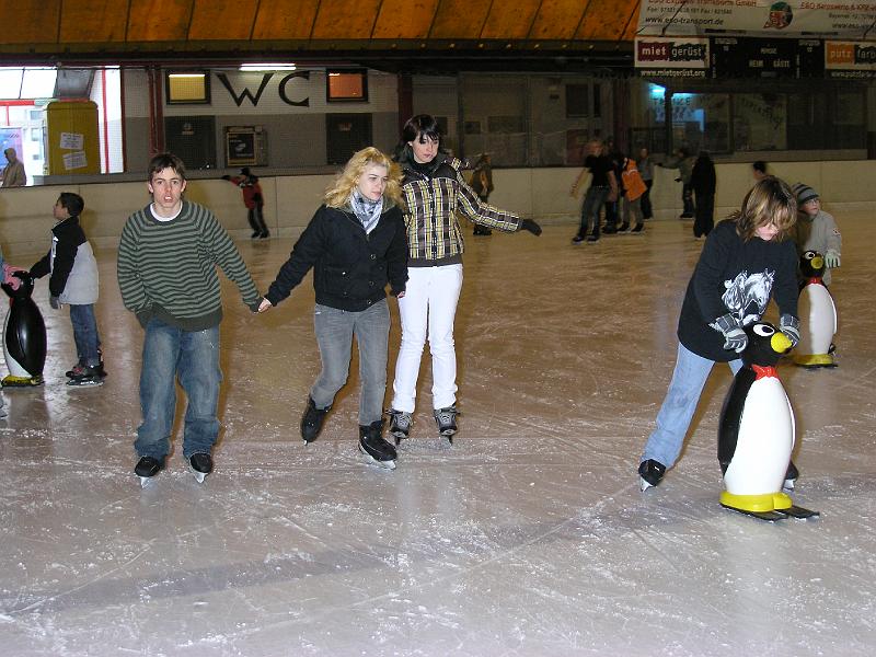 P1110082.JPG - Gleich zu Beginn des neuen Jahres - der traditionelle Eislauftag der Gutenberg-Schule am 11. Januar 2008.