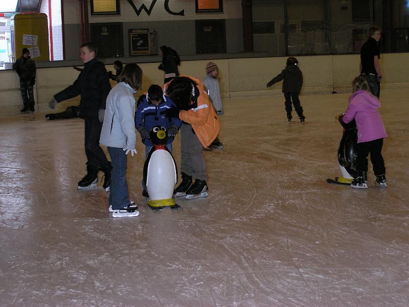 P1110092.JPG - Gleich zu Beginn des neuen Jahres - der traditionelle Eislauftag der Gutenberg-Schule am 11. Januar 2008.