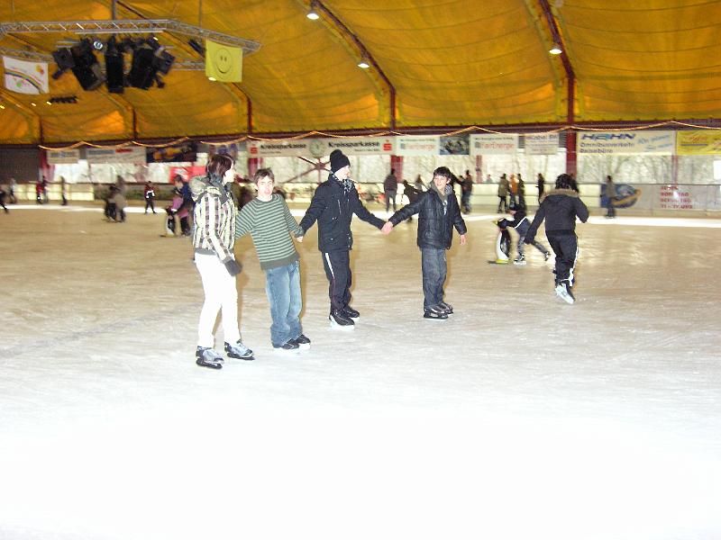 P1110121.JPG - Gleich zu Beginn des neuen Jahres - der traditionelle Eislauftag der Gutenberg-Schule am 11. Januar 2008.