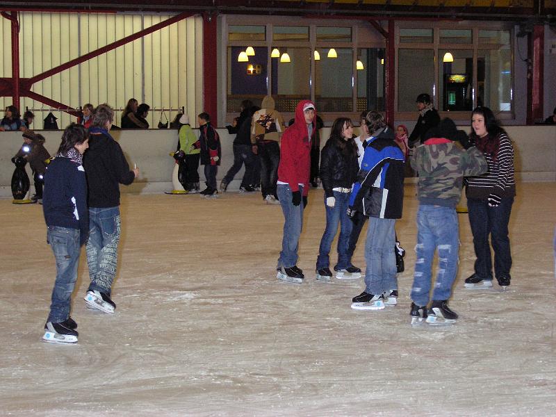 P1110154.JPG - Gleich zu Beginn des neuen Jahres - der traditionelle Eislauftag der Gutenberg-Schule am 11. Januar 2008.