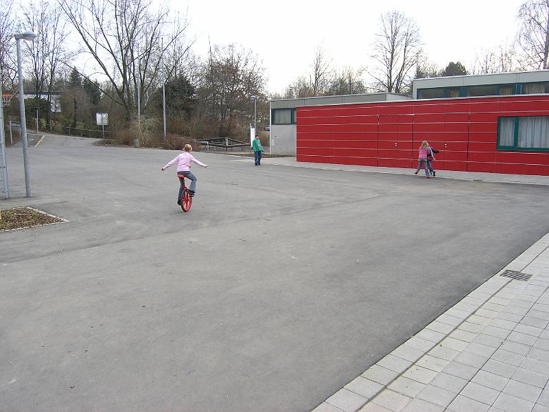 P2200258.JPG - Mittagspause auf dem Pausenhof.