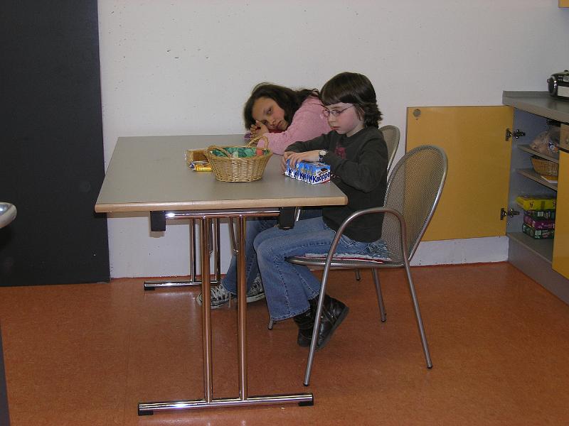 P2200265.JPG - Mittagspause im und um das Schülercafé.