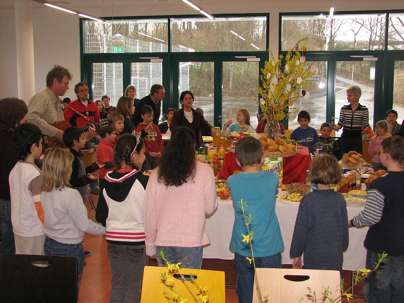 IMG_0569.JPG - Gemeinsamer Beginn des Osterfrühstücks aller Klassen in der Mensa.
Die Unterstufe stimmte mit Frühlingslieder alle auf das Frühstück ein, und motivierte sogar die gesamte Schule zum Singen eines Kanons.