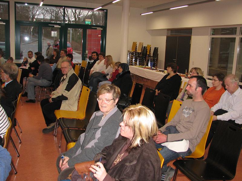 IMG_0376.JPG - Selbstverteidigung Mädchen - Präsentation der Lernerfolge der AG nach dem Grundkurs am 22. Februar in der Mensa der Gutenberg-Schule.