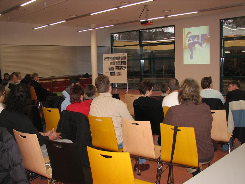 IMG_0379.JPG - Selbstverteidigung Mädchen - Präsentation der Lernerfolge der AG nach dem Grundkurs am 22. Februar in der Mensa der Gutenberg-Schule.