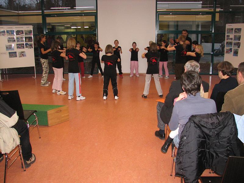 IMG_0385.JPG - Selbstverteidigung Mädchen - Präsentation der Lernerfolge der AG nach dem Grundkurs am 22. Februar in der Mensa der Gutenberg-Schule.
Bevor es losgeht: gemeinsame Meditation.
