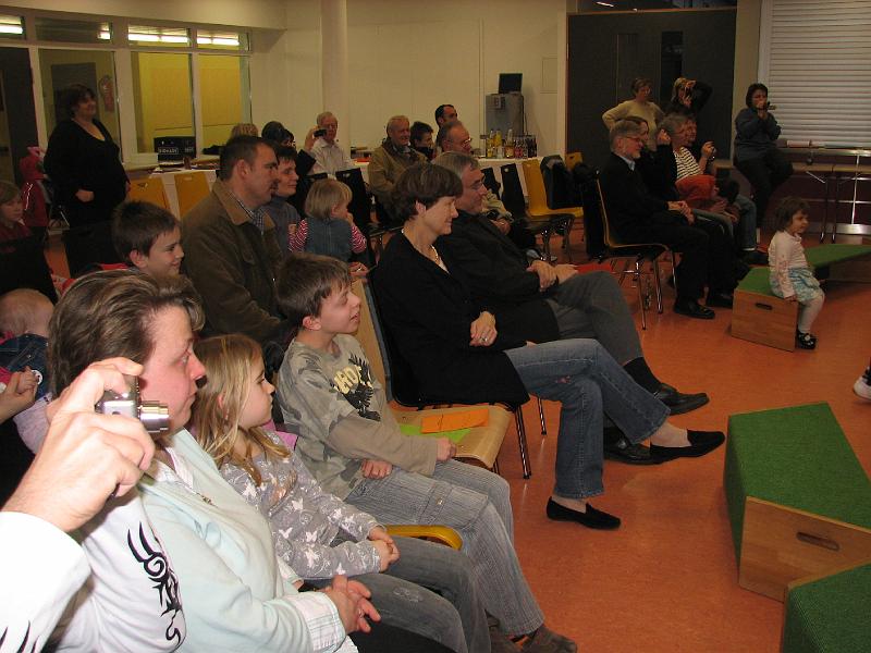 IMG_0394.JPG - Selbstverteidigung Mädchen - Präsentation der Lernerfolge der AG nach dem Grundkurs am 22. Februar in der Mensa der Gutenberg-Schule.
Aufmerksame Zuschauer.