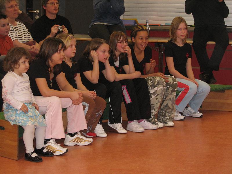 IMG_0397.JPG - Selbstverteidigung Mädchen - Präsentation der Lernerfolge der AG nach dem Grundkurs am 22. Februar in der Mensa der Gutenberg-Schule.
Voll bei der Sache: die Mädchen.