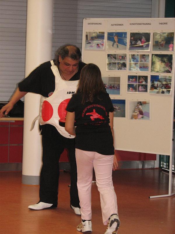IMG_0403.JPG - Selbstverteidigung Mädchen - Präsentation der Lernerfolge der AG nach dem Grundkurs am 22. Februar in der Mensa der Gutenberg-Schule.