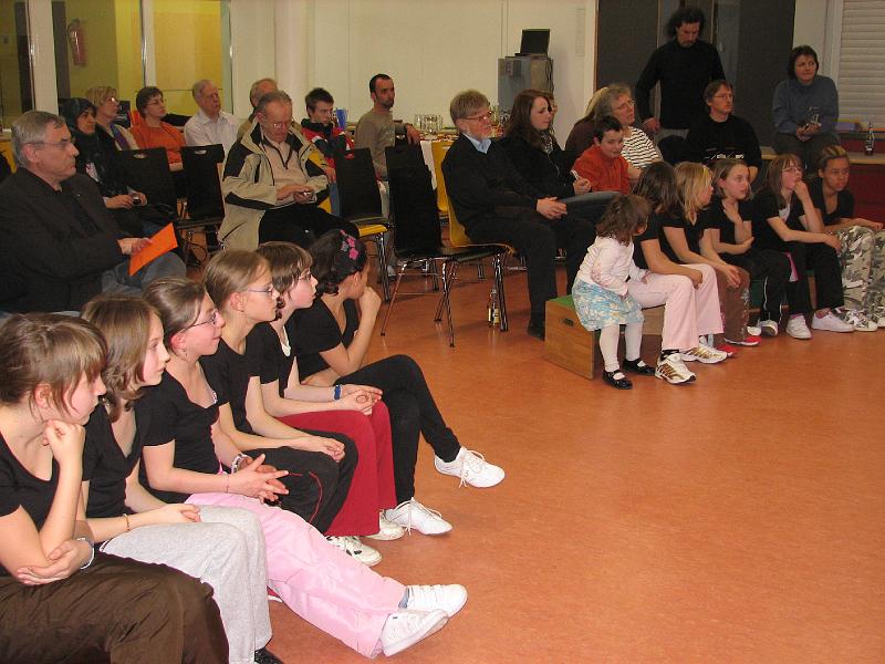 IMG_0407.JPG - Selbstverteidigung Mädchen - Präsentation der Lernerfolge der AG nach dem Grundkurs am 22. Februar in der Mensa der Gutenberg-Schule.