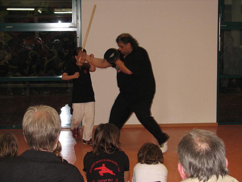 IMG_0424.JPG - Selbstverteidigung Mädchen - Präsentation der Lernerfolge der AG nach dem Grundkurs am 22. Februar in der Mensa der Gutenberg-Schule.
So gehts!