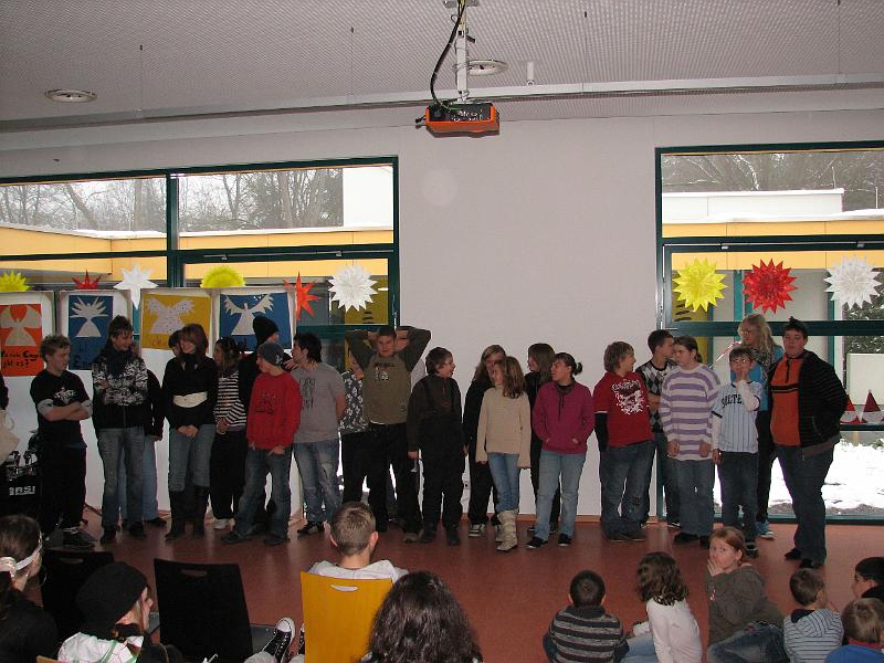 IMG_4648.JPG - Im Rahmen dieser Adventsfeier wurde der Gruppe der Küchenhelfer für ihren Einsatz gedankt - jeder erhielt ein kleines Geschenk.