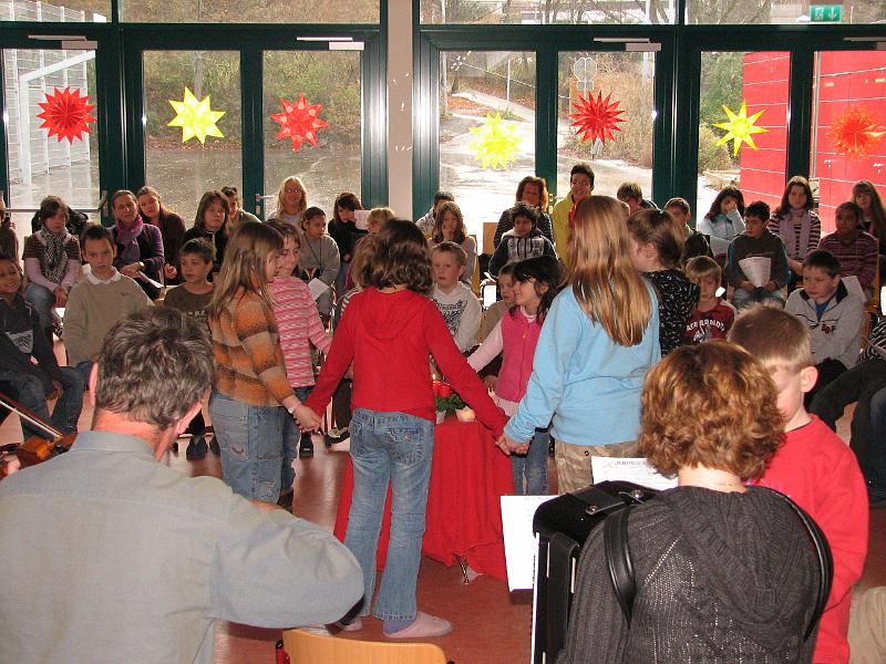 IMG_4440.JPG - Die Adventsfeier der Unterstufe - der Lichtertanz