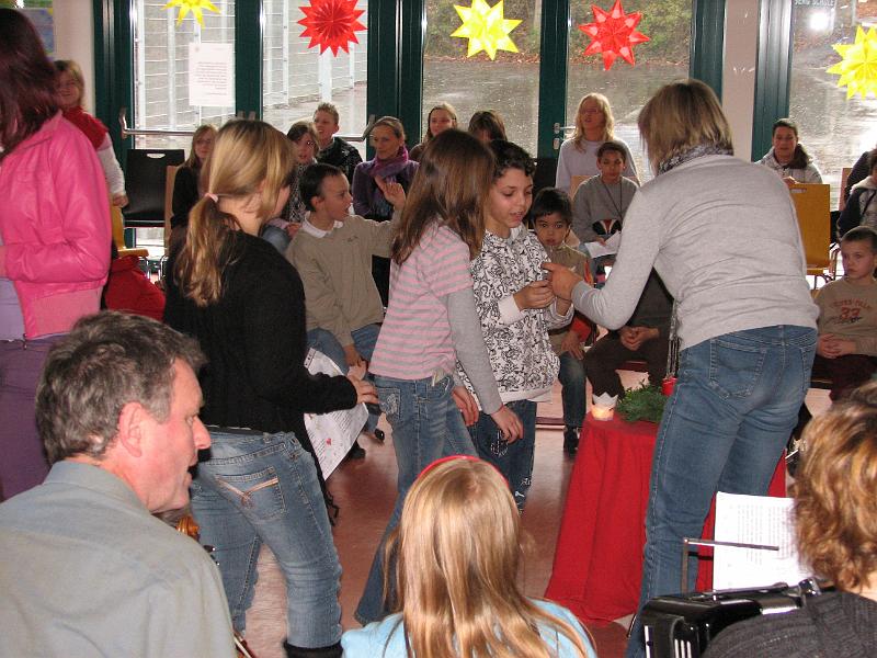 IMG_4443.JPG - Jede Klasse bekam ein Licht und durfte es mit in die Klasse tragen.