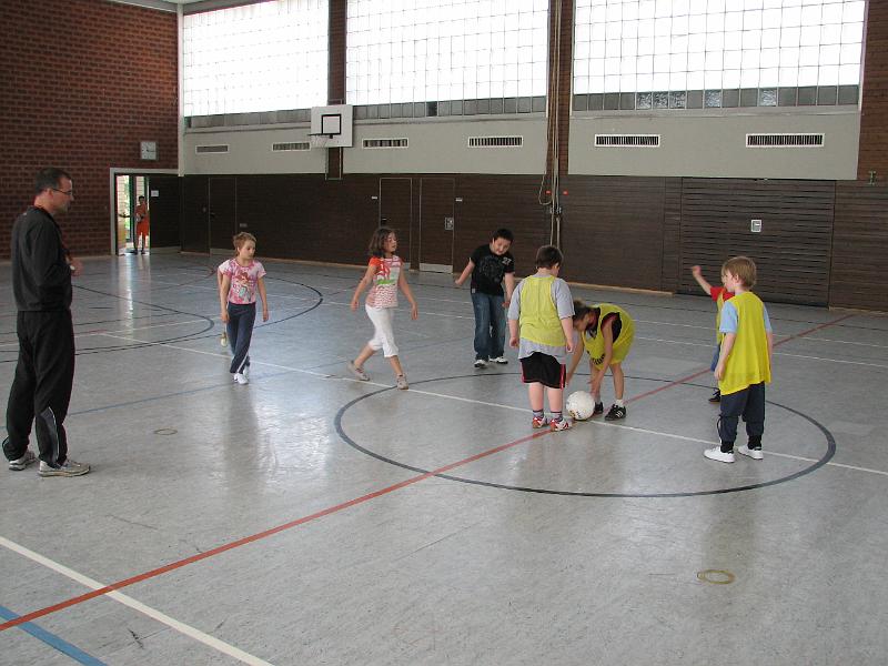 IMG_5220.JPG - Auch Mannschaften aus der Unterstufe und Mädchenteams aus der Mittelstufen beteiligten sich mit viel Einsatz beim Turnier.