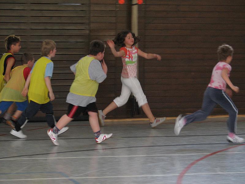 IMG_5226.JPG - Auch Mannschaften aus der Unterstufe und Mädchenteams aus der Mittelstufen beteiligten sich mit viel Einsatz beim Turnier.