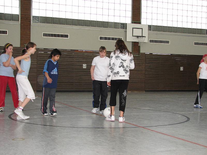IMG_5263.JPG - Auch Mannschaften aus der Unterstufe und Mädchenteams aus der Mittelstufen beteiligten sich mit viel Einsatz beim Turnier.
