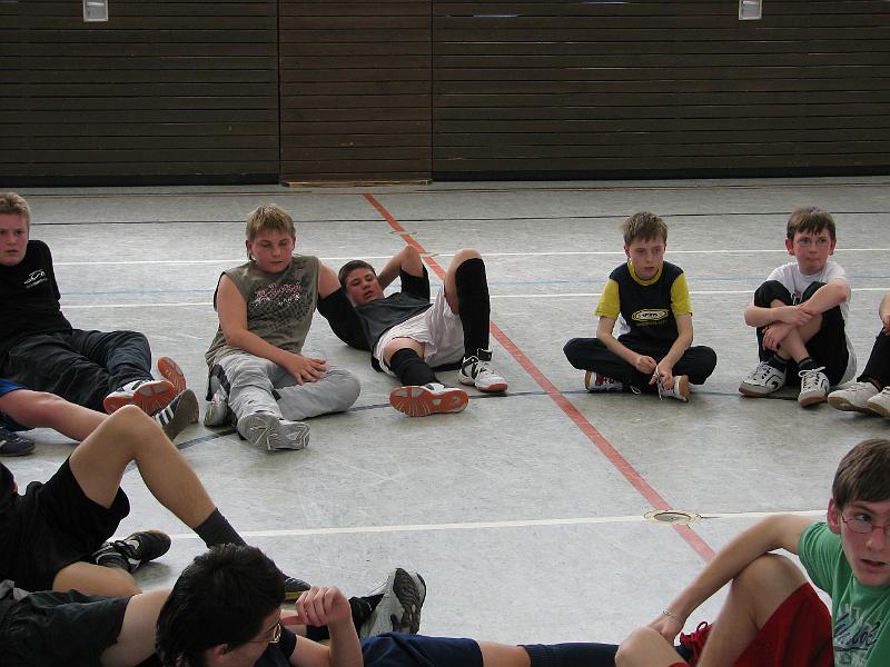 IMG_5342.JPG - Am Ende der Hauptrunde gab es 3 punktgleiche Mannschaften: die Klassen 9a, 9b und 8.Die Turnierleitung entschied: die Zweit- und Drittplazierten machen den Endspielpartner im Elfmeterschießen unter sich aus.