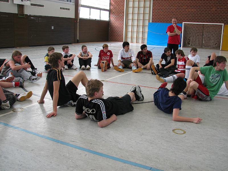 IMG_5343.JPG - Am Ende der Hauptrunde gab es 3 punktgleiche Mannschaften: die Klassen 9a, 9b und 8.Die Turnierleitung entschied: die Zweit- und Drittplazierten machen den Endspielpartner im Elfmeterschießen unter sich aus.