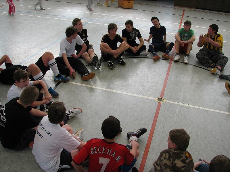 IMG_5370.JPG - Am Ende siegte die Klasse 9a souverän und gewann somit das diesjährige Fußballturnier der Oberstufe. Damit gelang der 9a die Tieleverteidigung vom vergangenen Jahr.