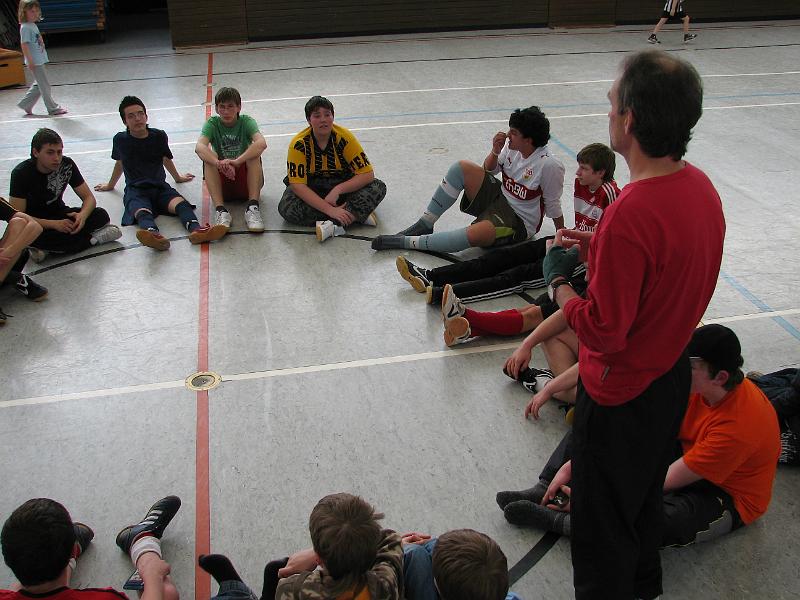 IMG_5371.JPG - Am Ende siegte die Klasse 9a souverän und gewann somit das diesjährige Fußballturnier der Oberstufe. Damit gelang der 9a die Tieleverteidigung vom vergangenen Jahr.