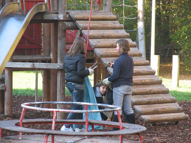 IMG_4264.JPG - Herbstputz 2008 - Auch in der Umgebung der Schule.Hier am Spielplatz.