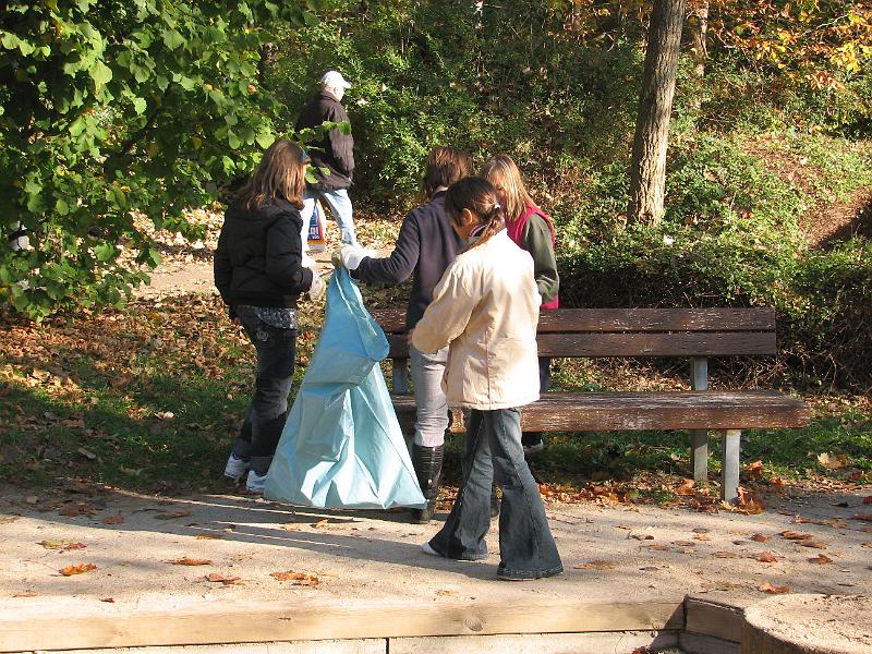 IMG_4273.JPG - Herbstputz 2008 - Auch in der Umgebung der Schule.Hier am Spielplatz.