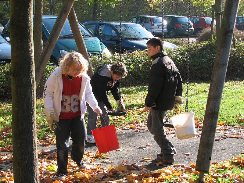 IMG_4276.JPG - Herbstputz 2008 - Auch in der Umgebung der Schule.Hier am Spielplatz.