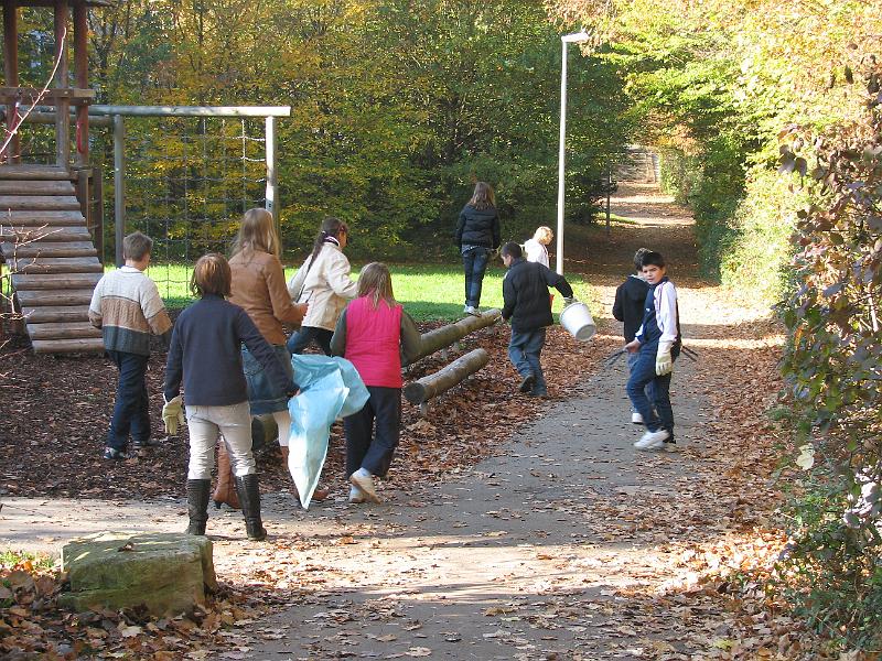 IMG_4279.JPG - Herbstputz 2008 - Auch in der Umgebung der Schule.Hier am Spielplatz.