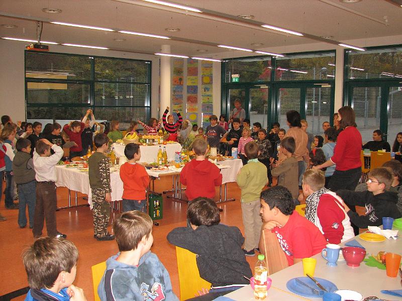 IMG_4285.JPG - Gemeinsamer Beginn des Herbstfrühstücks in der Mensa.