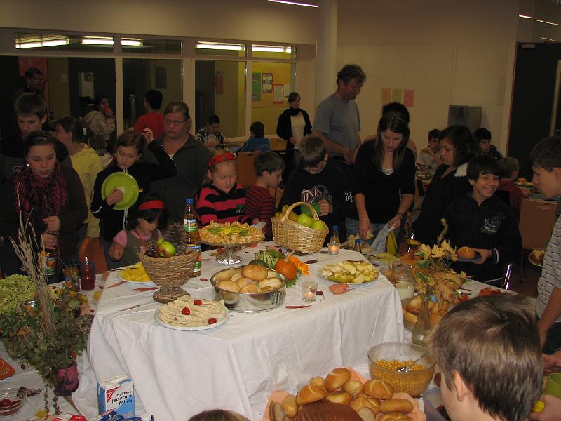 IMG_4302.JPG - Endlich frühstücken!Zuvor "geordnetes" Gedränge am Buffet.