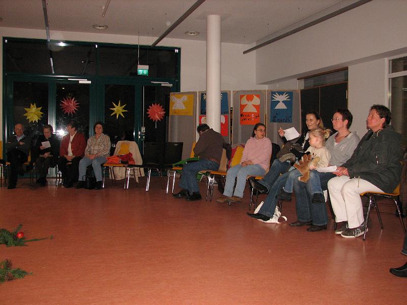 IMG_4566.JPG - Lebendiger Adventskalender Reutlingen 2008.Die Unterstufenkinder der Gutenberg-Schule singen und tanzen um die helle Mitte.