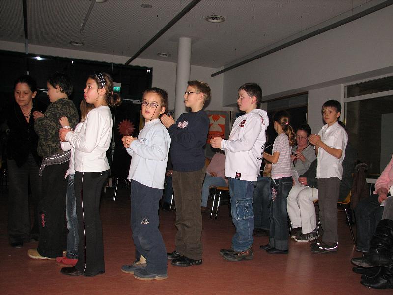 IMG_4568.JPG - Lebendiger Adventskalender Reutlingen 2008.Die Unterstufenkinder der Gutenberg-Schule singen und tanzen um die helle Mitte.