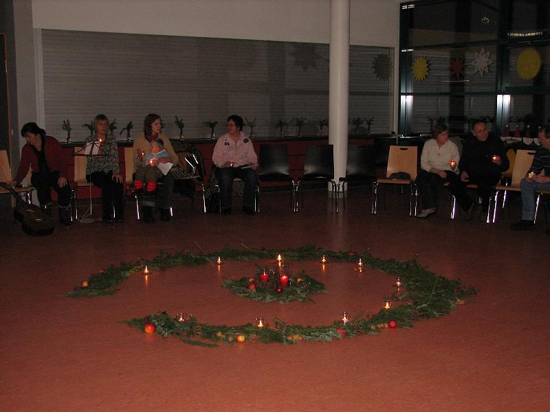 IMG_4575.JPG - Lebendiger Adventskalender Reutlingen 2008.Die Unterstufenkinder der Gutenberg-Schule singen und tanzen um die helle Mitte.