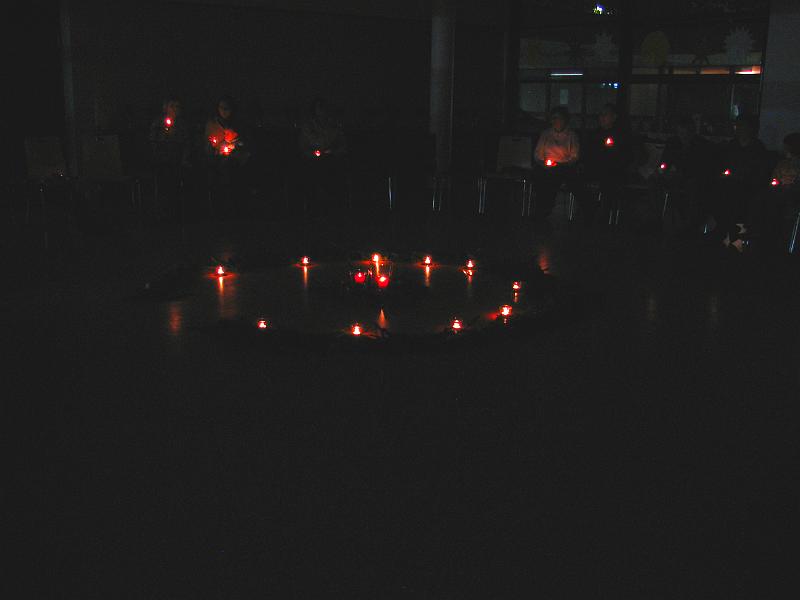 IMG_4576.JPG - Lebendiger Adventskalender Reutlingen 2008.Die Unterstufenkinder der Gutenberg-Schule singen und tanzen um die helle Mitte.