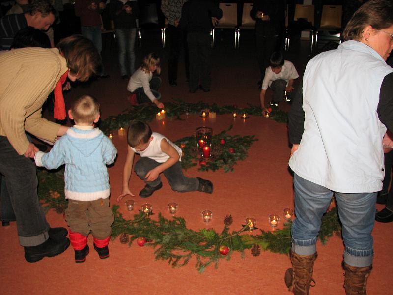 IMG_4581.JPG - Lebendiger Adventskalender Reutlingen 2008.Die Unterstufenkinder der Gutenberg-Schule singen und tanzen um die helle Mitte.
