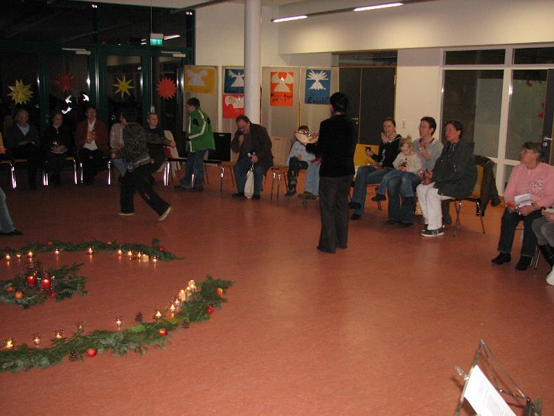 IMG_4586.JPG - Lebendiger Adventskalender Reutlingen 2008.Die Unterstufenkinder der Gutenberg-Schule singen und tanzen um die helle Mitte.