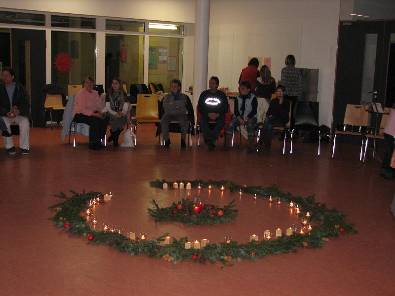 IMG_4588.JPG - Lebendiger Adventskalender Reutlingen 2008.Die Unterstufenkinder der Gutenberg-Schule singen und tanzen um die helle Mitte.