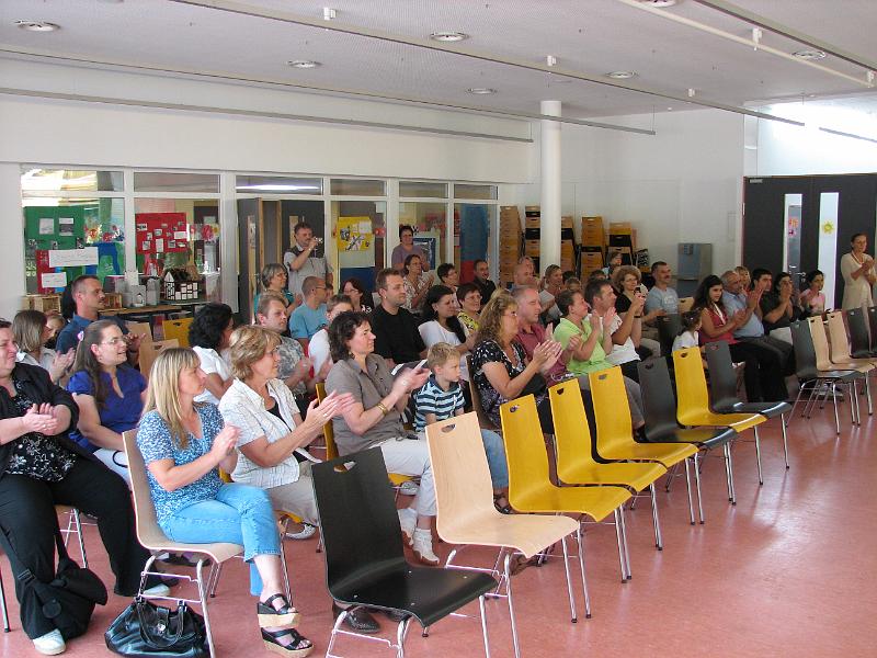 IMG_8033.JPG - Die Eltern verfolgen gespannt die Vorstellung und applaudieren für die gezeigten Leistungen.